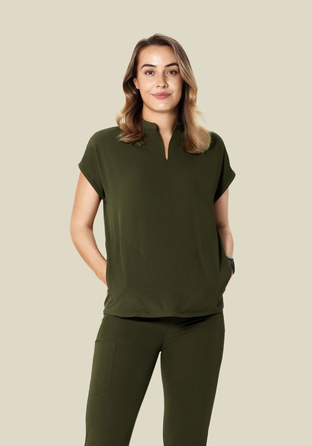 Hakim Yaka Dolman Scrub Üst — Zeytin Yeşili
