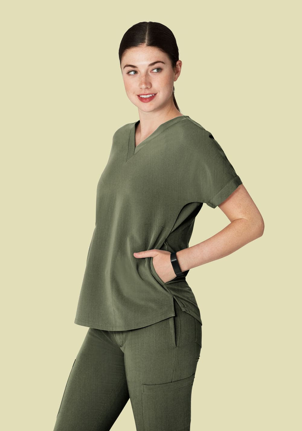 Oversize V Yaka Scrub Üst — Kırçıllı Zeytin